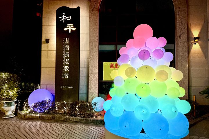 ▲和平長老教會「綿綿星樹」以綿羊元素堆疊雲朵般的光影層次，象徵純淨與守護。　圖：臺北市政府觀光傳播局／提供