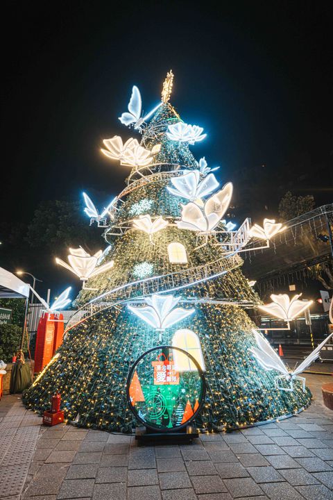 ▲臺北捷運公司於大安森林公園11號出入口打造耶誕主燈「星願樹」。　圖：臺北市政府觀光傳播局／提供