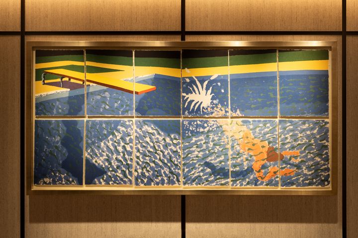 ▲「麗思卡爾頓 超豪華遊艇」堪稱「航行中的美術館」，以眾多名畫帶來藝術饗宴，圖為英國普普藝術教父大衛．霍克尼（David Hockney）的作品。　圖：太平洋旅行社／提供