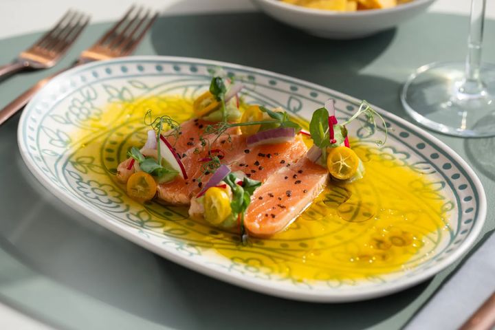 ▲Beach House 餐廳推出以柑橘汁醃製的祕魯風味鮮魚料理。　圖：太平洋旅行社／提供