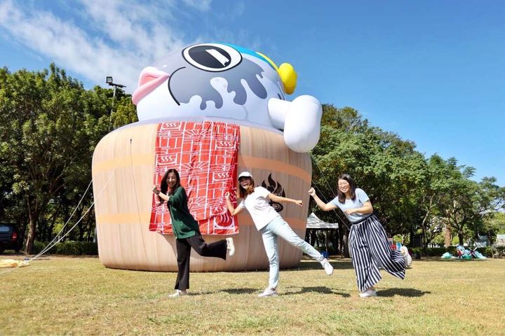 泡溫泉魚頭君氣偶裝置。　圖：台南市政府觀光旅遊局／提供