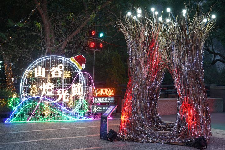 ▲遊客中心旁入口藤編意象燈「迷漾山林」展現在地工藝魅力。　圖：參山國家風景區管理處／提供