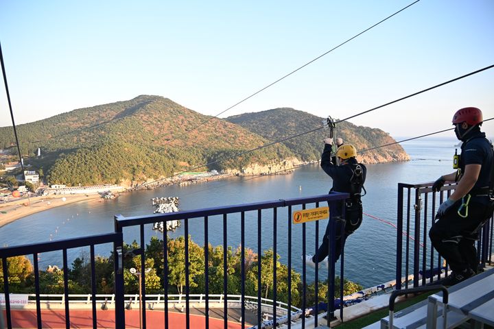 ▲太宗台653公尺高空滑索化身最夯戶外活動體驗。　記者-張偉浩／攝