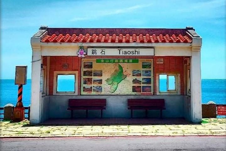 跳石海岸沿岸有一個「跳石公車站」，被譽為台灣最美公車站。　圖：新北市政府漁業及漁港事業管理處／提供