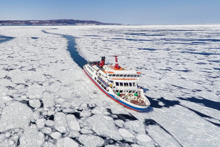 破冰船穿越漂浮流冰，藍白冰原在腳下延展，呈現北國冬季最壯闊的海上風景。　圖：北海道官方旅遊網／來源