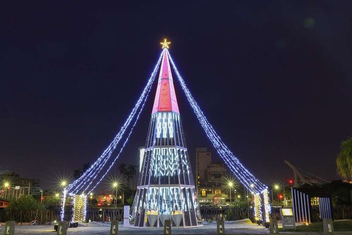 河樂燈區的聖誕樹以鏡面壓克力與多面幾何結構打造。　圖：臺南市政府觀光旅遊局／提供 
