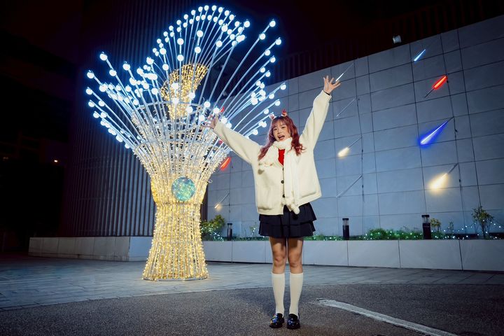 ▲快來鴨母港溝萬福廣場與4公尺高夢幻聖誕花束合影。　圖：新北市政府水利局／提供