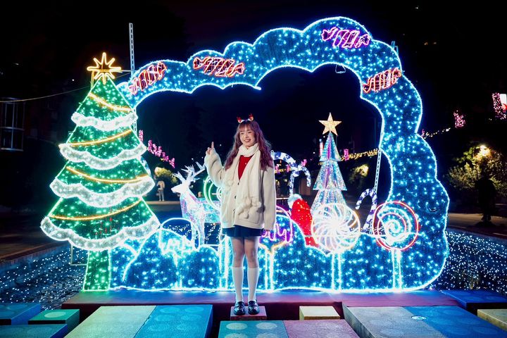 中港河廊下設置雲朵造型燈飾相框，成為耶誕氣氛滿滿的必拍景點。　圖：新北市政府水利局／提供
