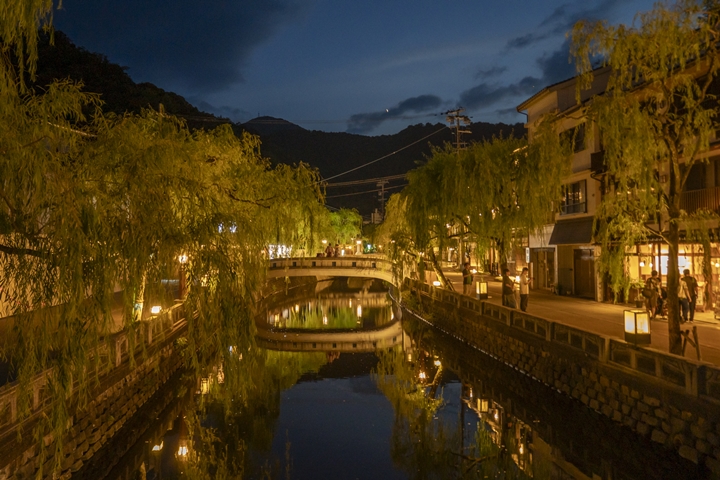 ▲JR城崎溫泉站徒步即可抵達城崎溫泉，距離「丹後青松號」的停靠站「豐岡站」僅1站，相當推薦順遊。　圖：兵庫縣／提供