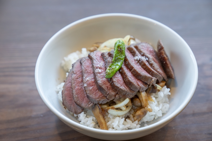 ▲GUBIGABU 的招牌料理「但馬牛排蓋飯」，每份3,000⽇圓。　圖：兵庫縣／提供