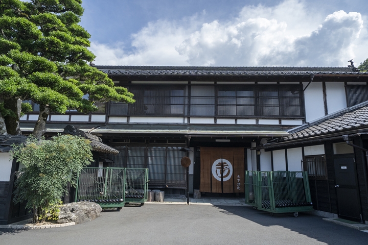 ▲木下酒造自「丹後青松號」的停靠站「兜山站」徒步約3分鐘即達。　圖：兵庫縣／提供