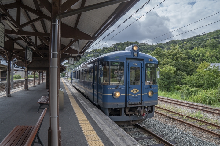 「丹後青松號」設計靈感源自天橋立象徵性美景白砂青松的「松」，車廂呈現典雅紺藍色調，內部則加入溫馨木造元素。　圖：兵庫縣／提供