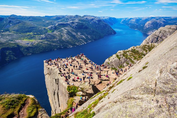 ▲挪威呂瑟峽灣－聖壇岩健行，俯瞰震撼峽灣景觀。　圖：shutterstock／來源