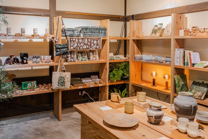 ▲展場特別規劃「森林小賣所」，集結參展藝術家小型作品、林保署各分署精選山林製造選品與展覽限定周邊，讓觀眾將森林的美好感動帶回家。　圖：農業部林業及自然保育署／提供