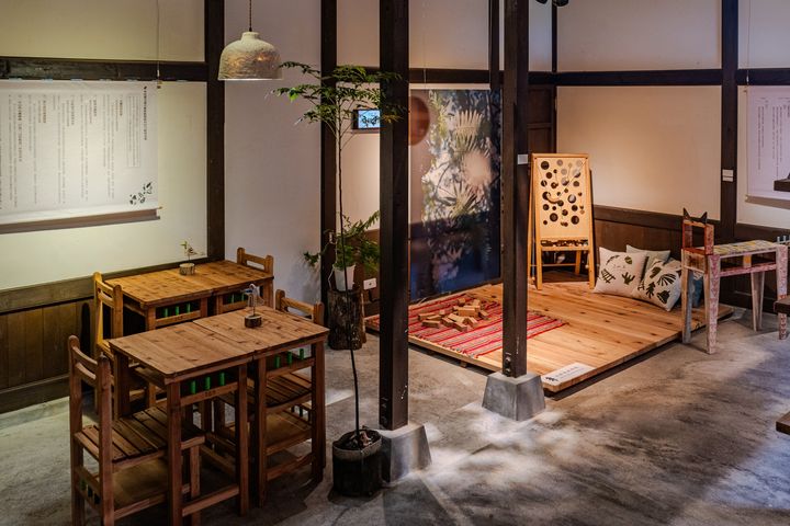 ▲展場特別打造「森林書房」，邀請觀眾翻閱木之書、體驗柳杉積木與遊戲，並坐上國產材原木課桌椅，感受森林與學習交織的時光。　圖：農業部林業及自然保育署／提供