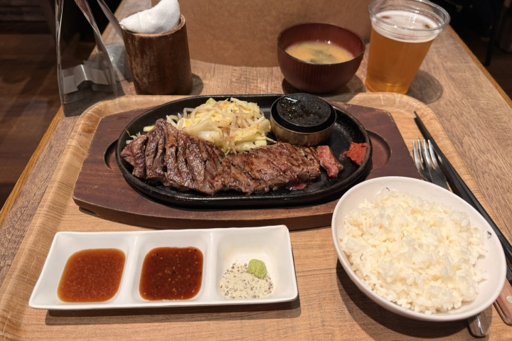 ▲橫膈膜牛排加上白飯和味噌湯套餐。【禁止酒駕；未滿十八歲禁止飲酒】　記者-游琮玄／攝影