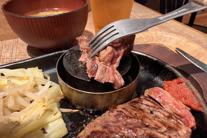 ▲牛排可以在小鐵板上加熱調整熟度。　記者-游琮玄／攝影