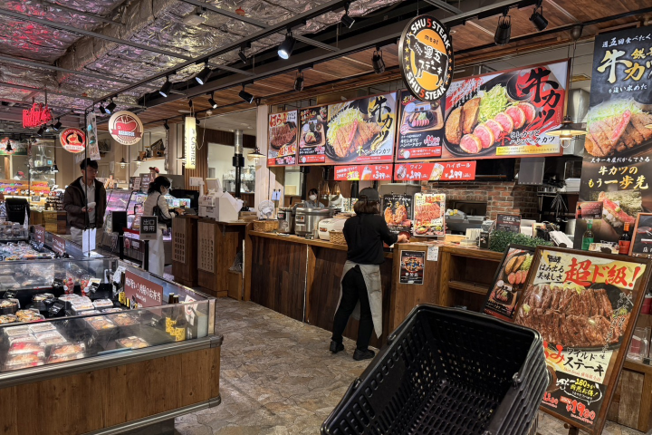 「週五★STEAK」就位在超市內的一角。　記者-游琮玄／攝影