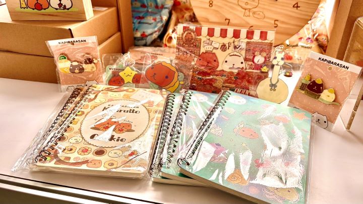 ▲活動期間只要在碧潭餐飲遊憩區指定店家單筆消費滿300元，即獲得限量水豚君周邊好禮兌換券，可換取如線圈筆記本、金屬徽章、壓克力吊飾、造型湯匙及雷雕明信片等。　圖：新北市政府觀光旅遊局／提供