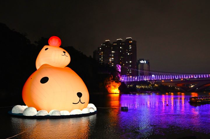 新店碧潭風景區「呆在碧潭の水豚君」展期進入倒數，活動將於12/28劃下可愛句點。　圖：新北市政府觀光旅遊局／提供