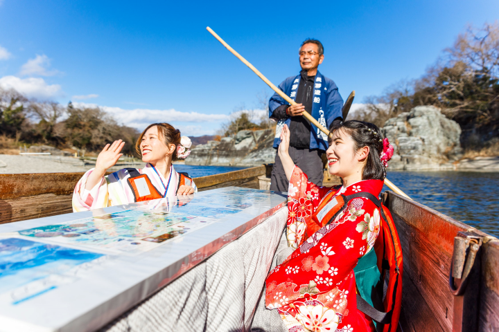 在小船上設有非常保暖的暖桌。　圖：秩父鐵道／提供