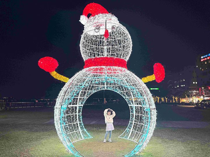 ▲雪人拱門光雕夜間點燈，成為人氣拍照打卡景點。　圖：新北市政府水利局／提供
