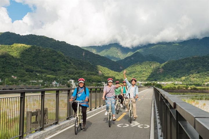 ▲玉富自行車道（歐亞菲板塊交界處）。　圖：花東縱谷國家風景區管理處／提供