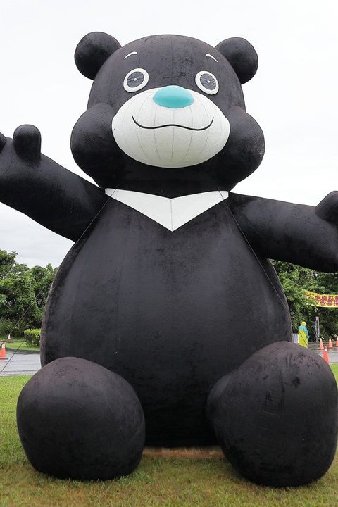 ▲六公尺高熊讚氣偶於香堤廣場與民眾一起共度聖誕節及跨年。　圖：臺北市政府觀光傳播局／提供