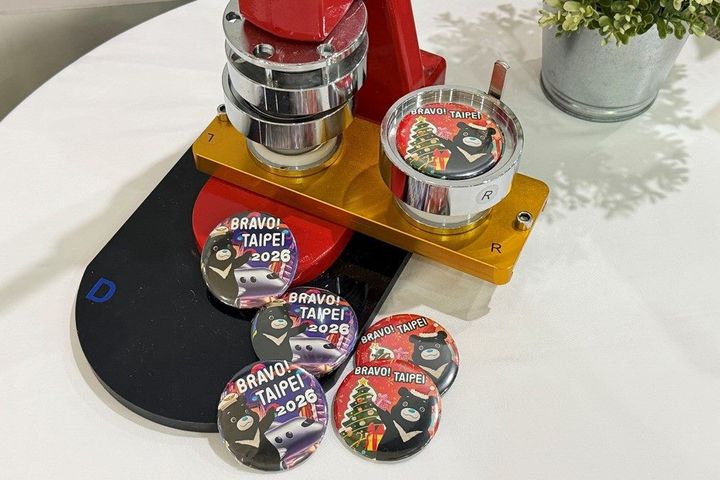 搭配耶誕及跨年，人氣熊讚徽章特別推出「歡樂耶誕版」徽章及「航向未來版」限定徽章。　圖：臺北市政府觀光傳播局／提供