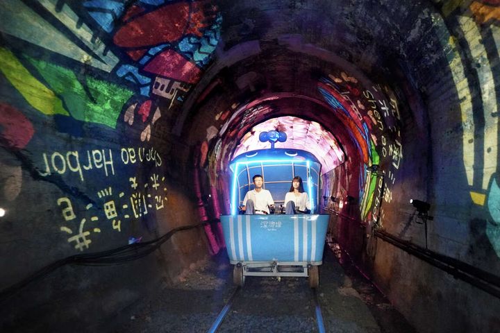 ▲深澳鐵道自行車光隧道，彷彿在光影中展開一場深澳小旅行。　圖：臺北市政府觀光傳播局／提供