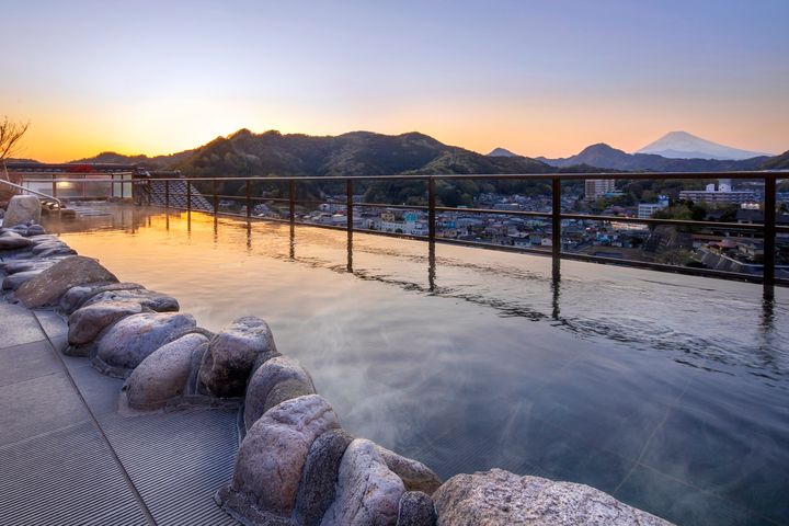 ▲「伊豆長岡溫泉新八景園飯店」則以能在頂樓露天風呂遠眺富士山的獨特體驗，獲得本次排行榜第五名肯定。　圖：樂天旅遊／提供