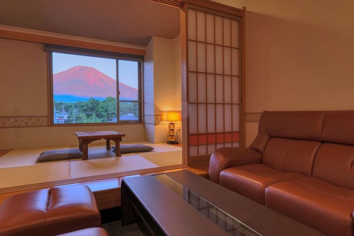 ▲「富士松之湯飯店」以能零死角視野欣賞富士山之姿，獲得樂天旅遊富士山景觀人氣溫泉旅館第三名肯定。　圖：樂天旅遊／提供