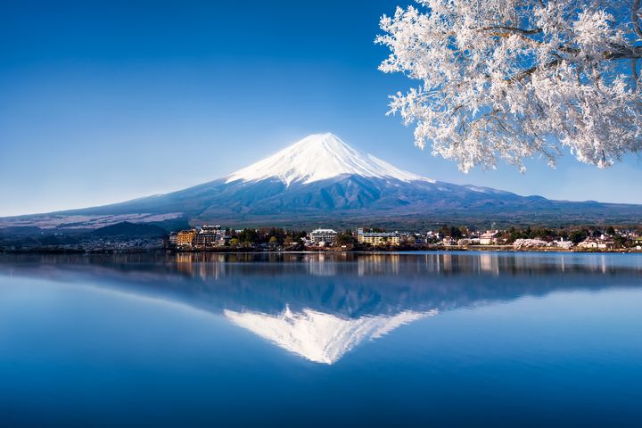 冬季的富士山與河口湖交相輝映。　圖：shutterstock／來源