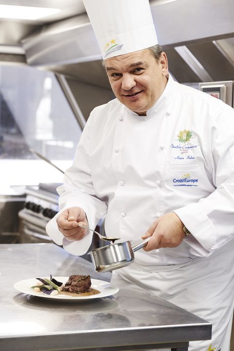 ▲以法式料理為榮的泛歐河輪，在專業大廚的帶領下，將讓旅客都能在泛歐遊輪上品味到一道道宛如藝術品的純正法式料理。　圖：尊榮假期／提供