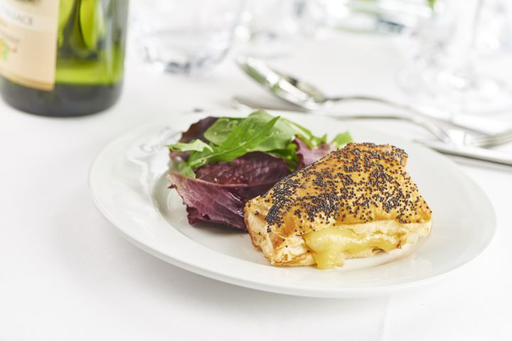 ▲菜單由法國主廚設計，將當地食材融入每日菜單中，滿足旅人挑剔的味蕾。　圖：尊榮假期／提供