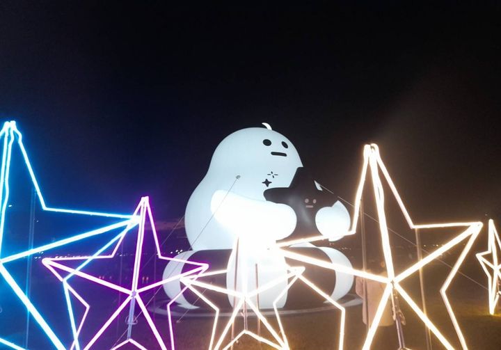 ▲「AH！Q」在淡水金色水岸等待著大家一起來拍照合影。　圖：新北市政府水利局／提供