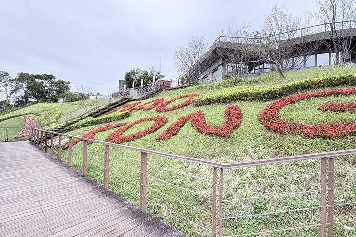 ▲「MAO KONG」字樣與具層次的花帶。　圖：臺北市政府工務局／提供