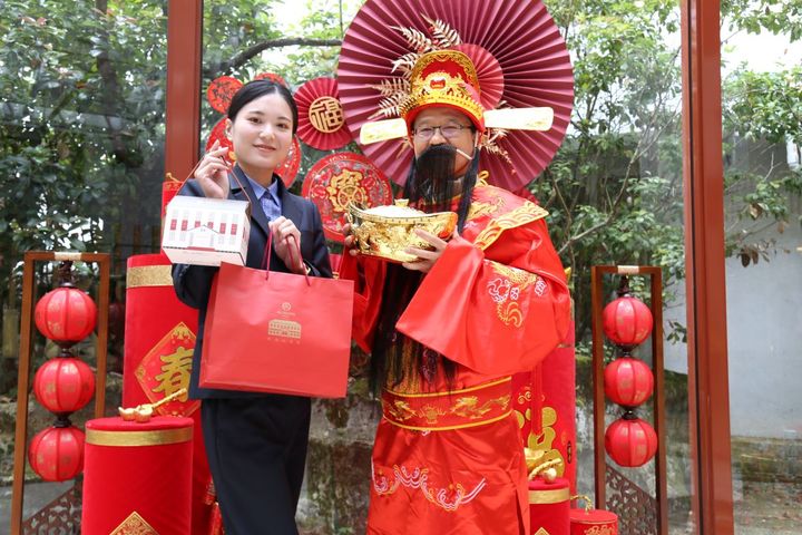 ▲春節優惠期間入住阿里山賓館贈「Win-Win森林密馬」春節福袋，在馬年獻上勝利與好運的美好寓意。　圖：阿里山賓館／提供