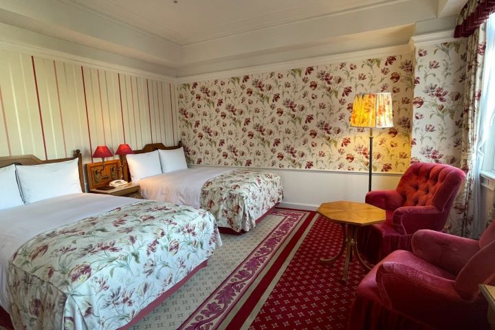 ▲歐洲飯店房間寬敞溫馨。　記者-何昕穎／攝影