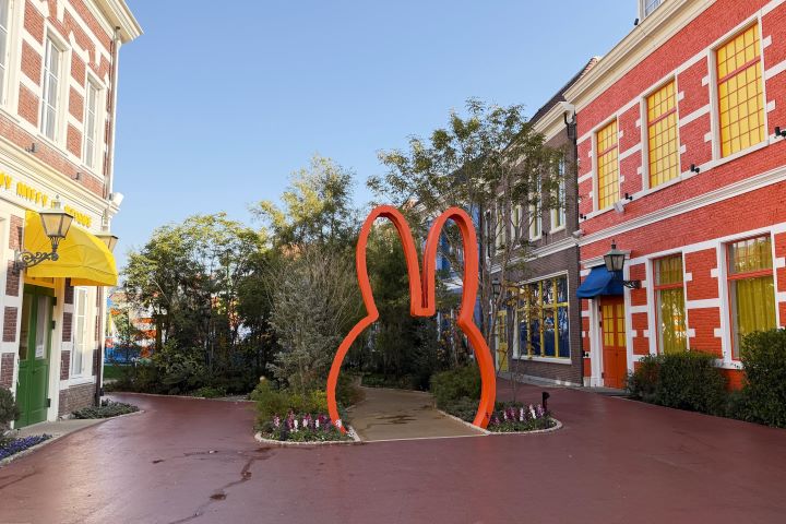 ▲Miffy 夢幻小鎮充滿布魯納色彩街景。　記者-何昕穎／攝影