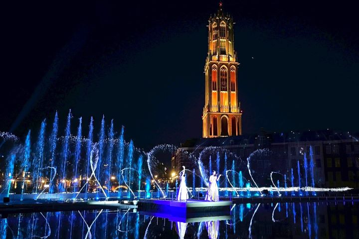 ▲精彩表演「Shower of Lights」每晚都能欣賞。　記者-何昕穎／攝影