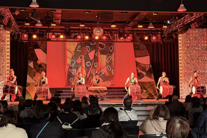 ▲讓人熱血沸騰的天鼓表演團。　記者-何昕穎／攝影