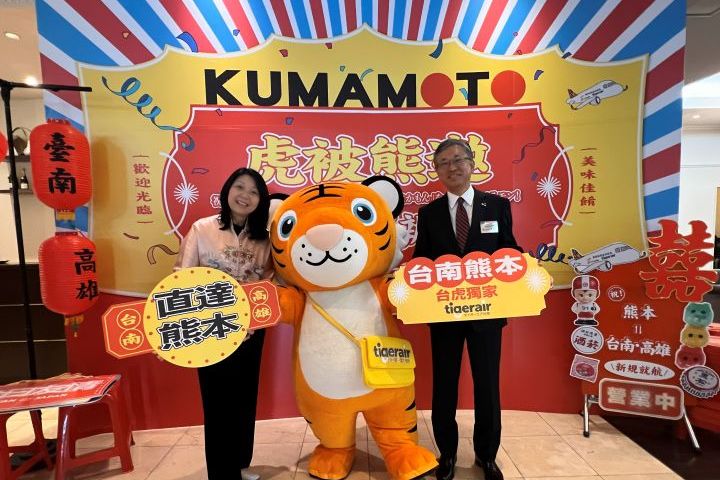 台灣虎航董事長黃世惠(左)與熊本國際機場株式會社代表取締役社長山川秀明一同參與辦桌活動。　圖：台灣虎航／提供
