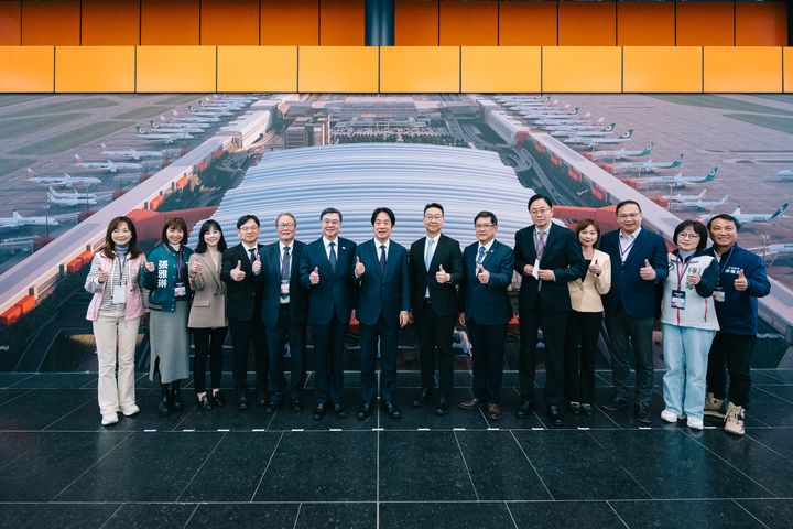 ▲桃園機場北廊廳正式啟用，總統賴清德與貴賓們共同見證嶄新國門迎接國際旅客。　圖：桃園國際機場股份有限公司／提供