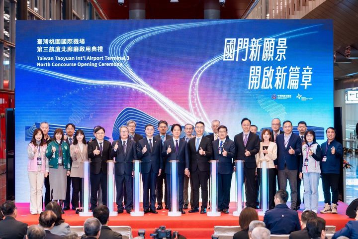 總統賴清德、行政院長卓榮泰及交通部長陳世凱與工程團隊，勉勵主體航廈如期如質完成。　圖：桃園國際機場股份有限公司／提供