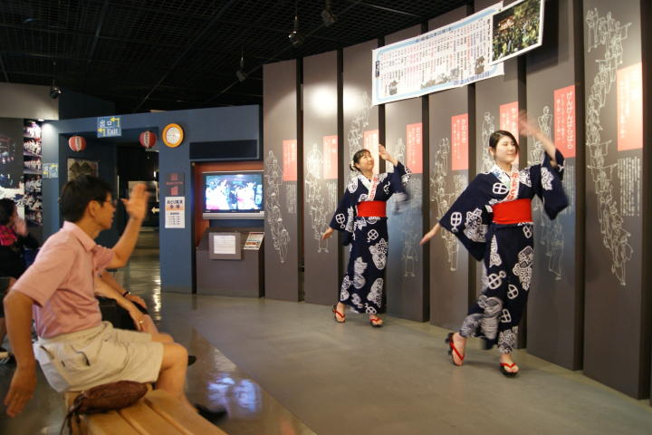  ▲「郡上八幡博覧館」全年度都能欣賞「郡上舞」現場表演，即使不在夏季抵達也能感受郡上舞魅力。　圖：向日遊／提供