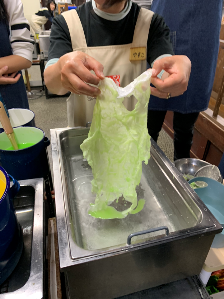 ▲經店員引導之下，初學者也能輕鬆體驗製作食品模型樂趣。　圖：向日遊／提供