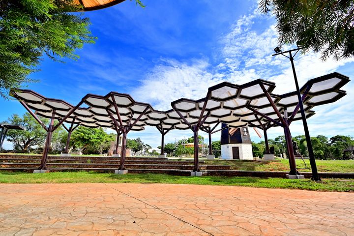 雕塑公園－蜂巢遮陽棚。　圖：臺中市政府觀光旅遊局／提供