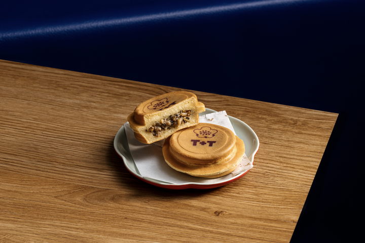 ▲華航與 T+T 聯手推出星級招牌 「玫瑰鴨松露車輪餅」。　圖：中華航空／提供