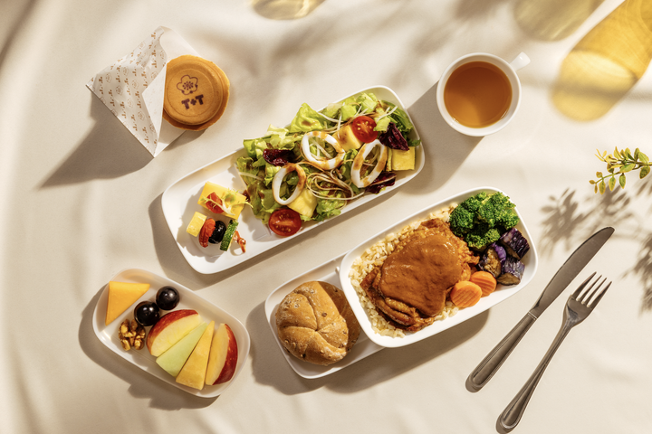 ▲豪華經濟艙獻上「紅咖哩炙烤雞腿與雞油飯」、更同步享用商務艙招牌點心「玫瑰鴨松露車輪餅」。　圖：中華航空／提供